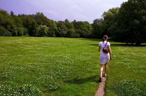 Пешие прогулки принесут пользу вашему здоровью и не повредят окружающей среде. Фото: Liaj/stockfreeimages.com