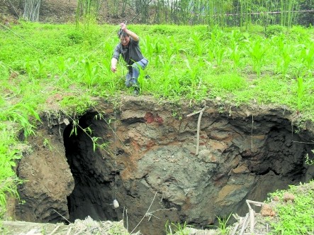 Некоторые из провалов достигают 60 м в диаметре и более 30 м в глубину. Фото с epochtimes.com