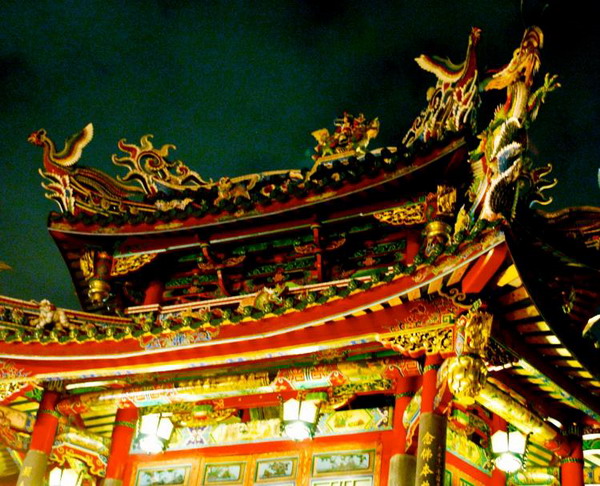 Известный храм Луншань с витиеватой резьбой и живописью с причудливыми узорами, подобным драконам на крыше. Фото с сайта theepochtimes.com