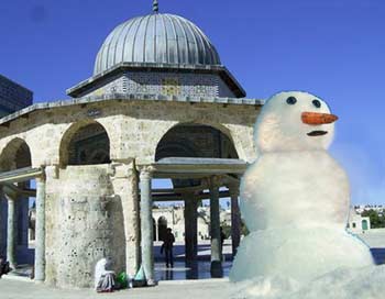 Снеговик в Иерусалиме. Фотоколлаж: Ирина Рудская/The Epoch Times