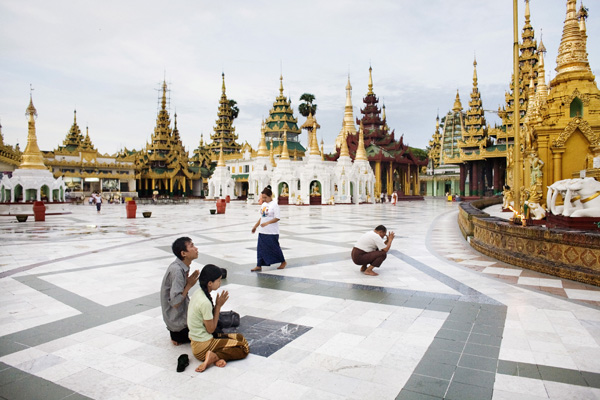 Шве Дагон - единственная пагода в мире, где хранятся реликвии от четырех Будд – волос, чашка, покров и посох. Фото: Marco di Lauro/Getty Images