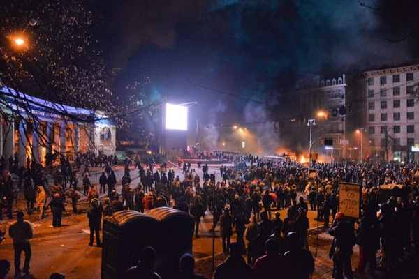 Столкновение между активистами и силовиками, 19 января, возле стадиона «Динамо» в Киеве. Фото: Велика Епоха