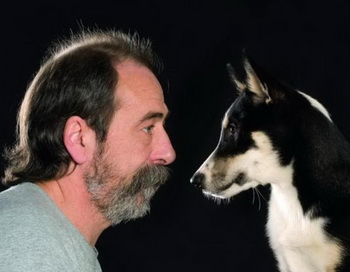 Гюнтер Блох и его собака Тимбер глаза в глаза: у человека, как «вожака стаи» не упадет венец с головы, если он, играя или ласкаясь, опустится на её уровень. Для уважения не стоит добиваться доминантности, но только доверия. Фото с сайта epochtimes.de