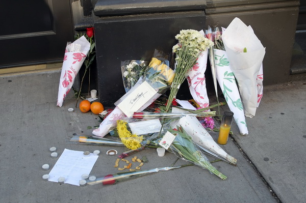 Мемориал актеру Хиту Леджеру снаружи здания, где находилась его квартира на Брум Стрит в районе Сохо, Нью-Йорк. Фото: Scott Gries/Getty Images