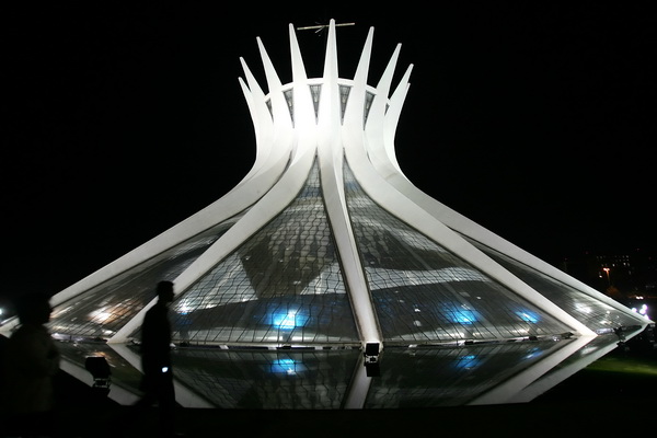 Ночной вид собора Бразилиа в Бразилии, открыт в 1960 году. Фото: EVARISTO SA/AFP/Getty Images