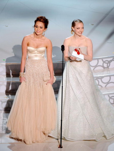 Фотообзор. 82-я церемония вручения наград Киноакадемии США «Оскар». 7 марта 2010. Актрисы Майли Сайрус (слева) и Аманда Сэйфрид. Фото: GABRIEL BOUYS/AFP/Getty Images