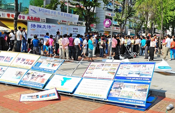 Бандиты разрушили рекламные щиты. Фото: Guohuan Jin/The Epoch Times