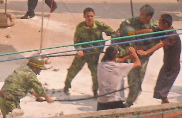 Полицейские длинными прутами избивают крестьян. Фото предоставлено крестьянами