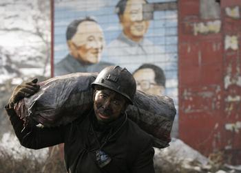 Китайские рабочие требуют улучшения условий труда. Фото: PETER PARKS/AFP/Getty Images