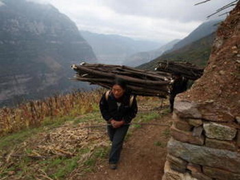 Крестьяне несут дрова домой в Гулуцань в провинции Сычуань. Guang Niu/Getty Images