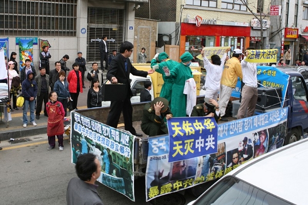Воссоздание ужасных событий происходящих сейчас в КНР, из живых людей вырезают органы чтобы обогатиться. Фото: Xi Tai/The Epoch Times