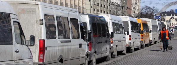Около 800 частных маршрутных такси блокировали центр Киева в 2008 г., протестуя против запрета переоборудовать грузовые авто в микроавтобусы для перевозки пассажиров. Целью запрета было уменьшить количество ДТП. Фото: SERGEI SUPINSKY/AFP/Getty Images