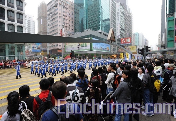 Шествие по улице Монг Кок. (The Epoch Times)