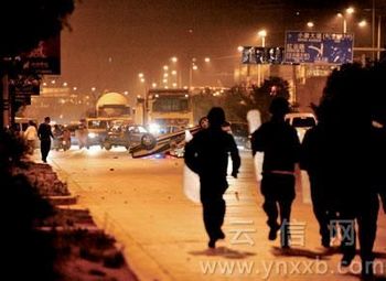 Акция народного протеста в деревне Бэйцан города Куньмин провинции Юньань. 27 марта 2010 год. Фото: aboluowang.com 