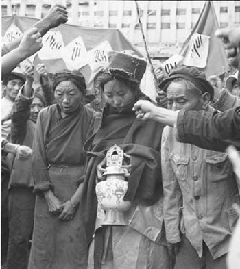 В начальный период оккупации компартией Тибета, практически каждый день проходили публичные акты «критики и нападок» по отношению к высшим ламам и чиновникам бывшего тибетского правительства. Фото: epochtimes.com