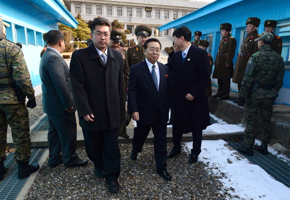 Представитель КНДР Вон Дон Ен (справа) и глава южнокорейской делегации Ким Гю Хен (слева) пересекают военную демаркационную границу в деревне Паньмыньчжон. Фото: South Korean Unification Ministry via Getty Images
