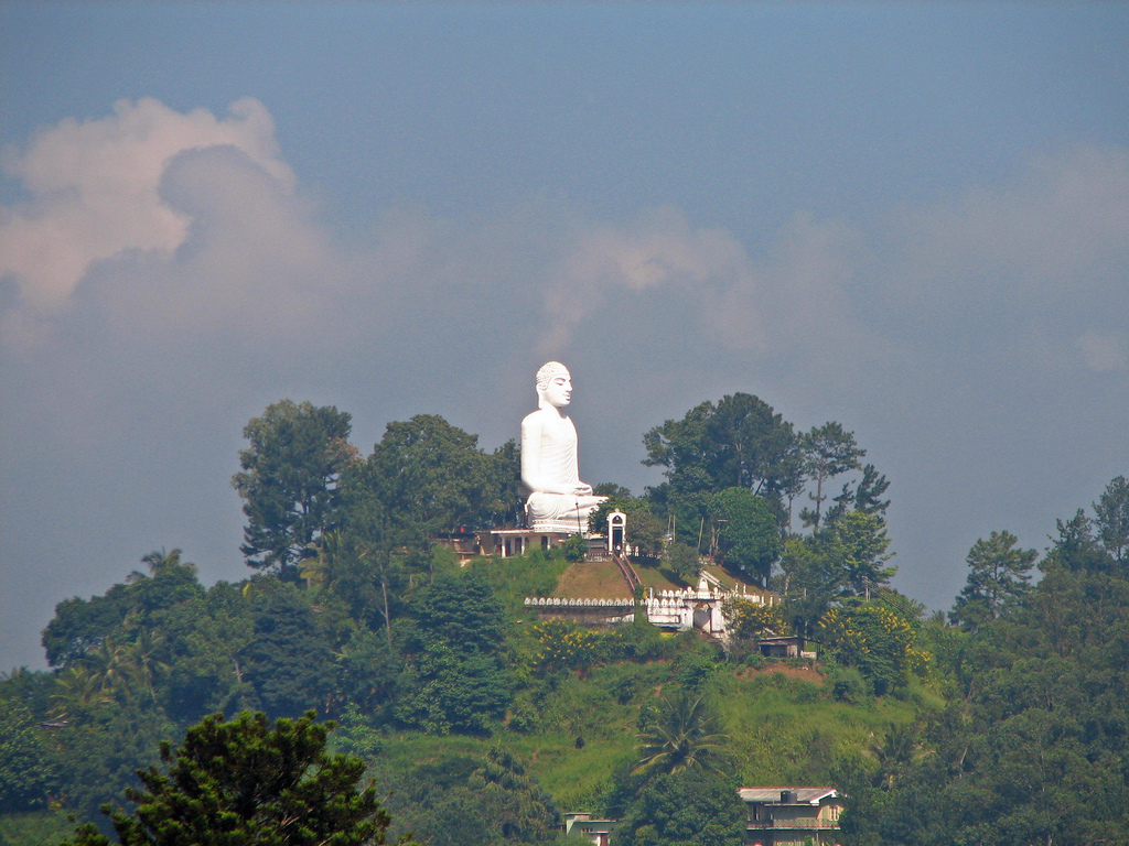 Статуя Будды в Канди. Фото: mckaysavage/Flickr 