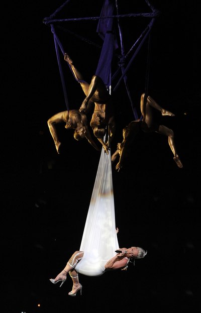 Певица Пинк, исполнение акробатического номера на трапеции. Фото: Kevin Winter/Getty Images 