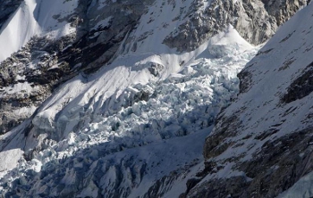 В безопасности? Это фотография одного из самых длинных в мире ледников — ледника Кхумбу, в регионе Эвереста- Кхумбу, около 140 км на северо-восток от Катманду, сделанная 4 декабря 2009. МГЭИК опроверг свои утверждения о том, что ледники Гималаев быстро р