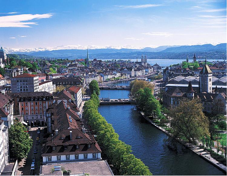 Старый город Цюрих. Вид на реку Лиммат на фоне Цюрихского озера и панорама швейцарских Альп. Фото с сайта theepochtimes.com
