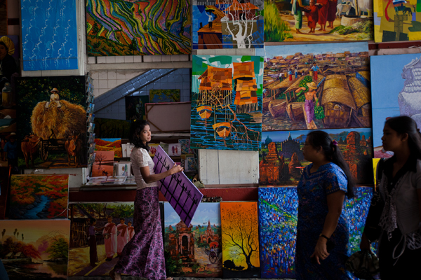 Картины для продажи в Янгоне, Мьянма. Фото DRN / Getty Images