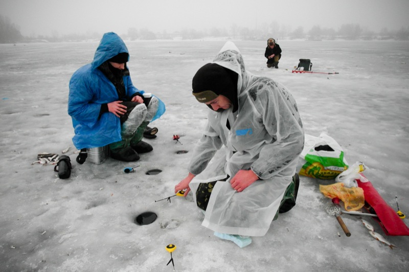 Рыбаки ловят рыбу на заливе Собачье устье в Киеве. Фото: Владимир Бородин/Великая Эпоха 
