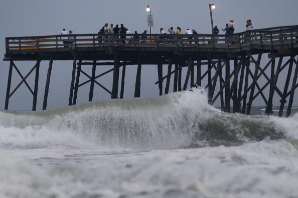 Ураган «Эрл» стих до первой категории опасности. Фото: Mark Wilson/Getty Images