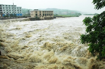 Южные провинции Китай после сильной засухи страдают от сильных наводнений. Фото с epochtimes.com