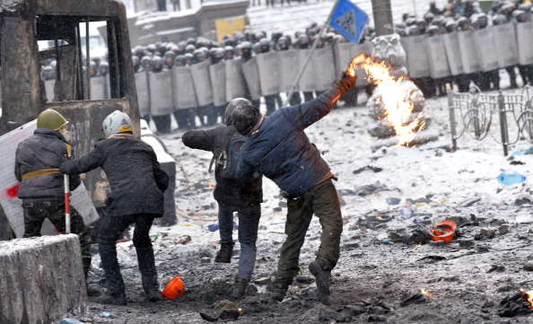 Столкновения протестующих с милицией в центре Киева 22 января 2014 года, в ходе которых силы безопасности застрелили, как сообщалось, двух активистов. Фото: SERGEI SUPINSKY/AFP/Getty Images