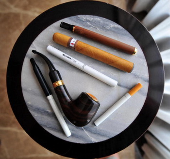 Курение не просто привычка. 90% курильщиков желают бросить курить, но только десятой доле из них удается это сделать. Фото: ROBIN UTRECHT/AFP/Getty Images News