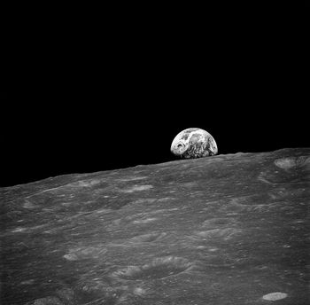 Впервые сфотографированный с орбиты Луны в течение полёта Apollo 8 «восход Земли». Фото: Википедия