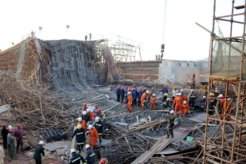 В городе Куньмин провинции Юньнань обрушился строящийся мост. 3 января 2010 год. Фото с epochtimes.com