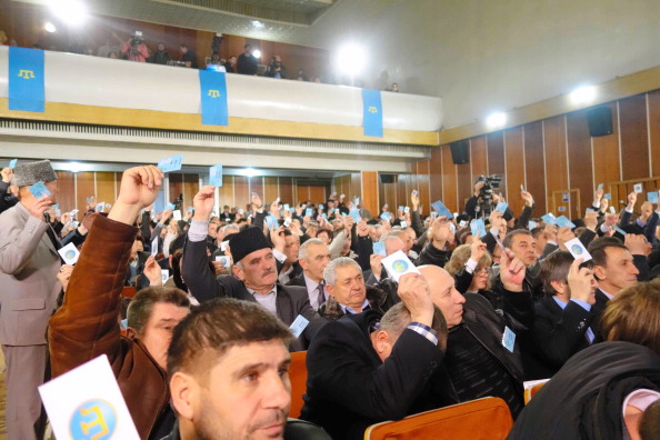 Лидеры Меджлиса крымскотатарского народа голосуют за «этническую, территориальную автономию» в Крыму во время Ассамблеи в Бахчисарае 29 марта 2014 г. Фото: Asahi Shimbun/Getty Images