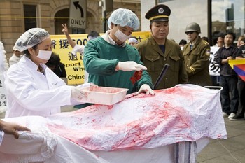 Китайских хирургов-трансплантологов не интересует происхождение доноров, их интересуют только деньги. Фото: The Epoch Times