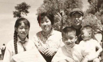 Сунь Цзинхуа со своей семьей. Фото с семейного архива