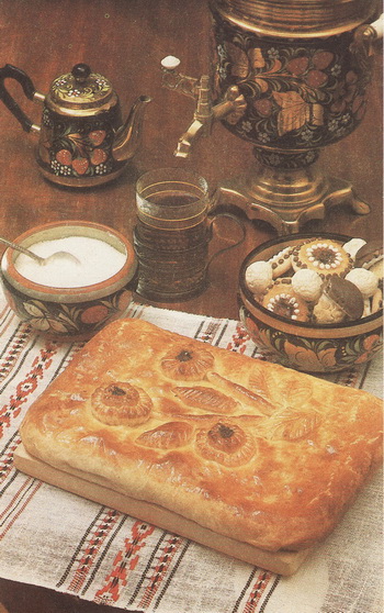 Праздничный пирог. Фото из книги «Кулинарные секреты» Л.Ляховской