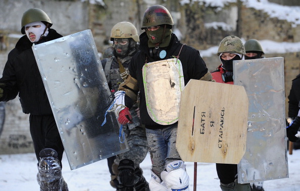 Протестующие тренируются, как наступать на ОМОН. 30 января 2014 года, Киев, Украина. Фото: Alexander Koerner/Getty Images