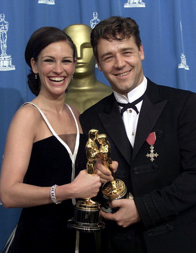 Рассел Кроу и актриса Джулия Робертс с наградами 'Оскар'. Фото: HECTOR MATA/AFP/Getty Images