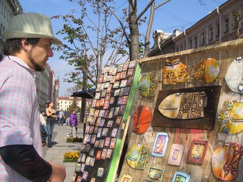 Каждый в состоянии выбрать именно то, что украсит его или станет подарком Фото: Татьяна Серебрякова/The Epoch Times