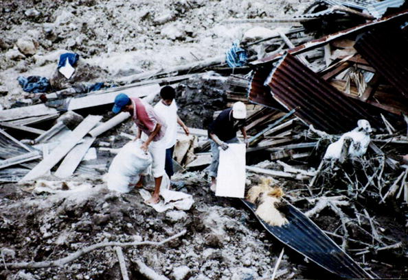 Число погибших от цунами, возросло до 343 человек.Фото: STR/AFP