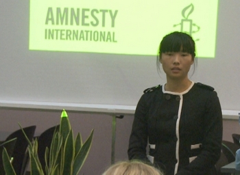 Цзинь Чжаоюй рассказывает на заседании Международной амнистии о преследовании своей матери в коммунистическом Китае. Фото с epochtimes.com