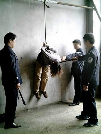 Подвешивание - распространенная пытка, применяемая к последователям Фалуньгун. Фото: Minghui.org