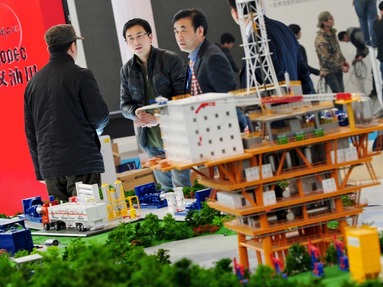 21 марта 2012 г. Предприниматели на выставке достижений нефтяной промышленности. Одна из долгосрочных целей китайского режима в том, чтобы развивать собственные энергетические ресурсы. Фото: Mark Ralston/AFP/Getty Images