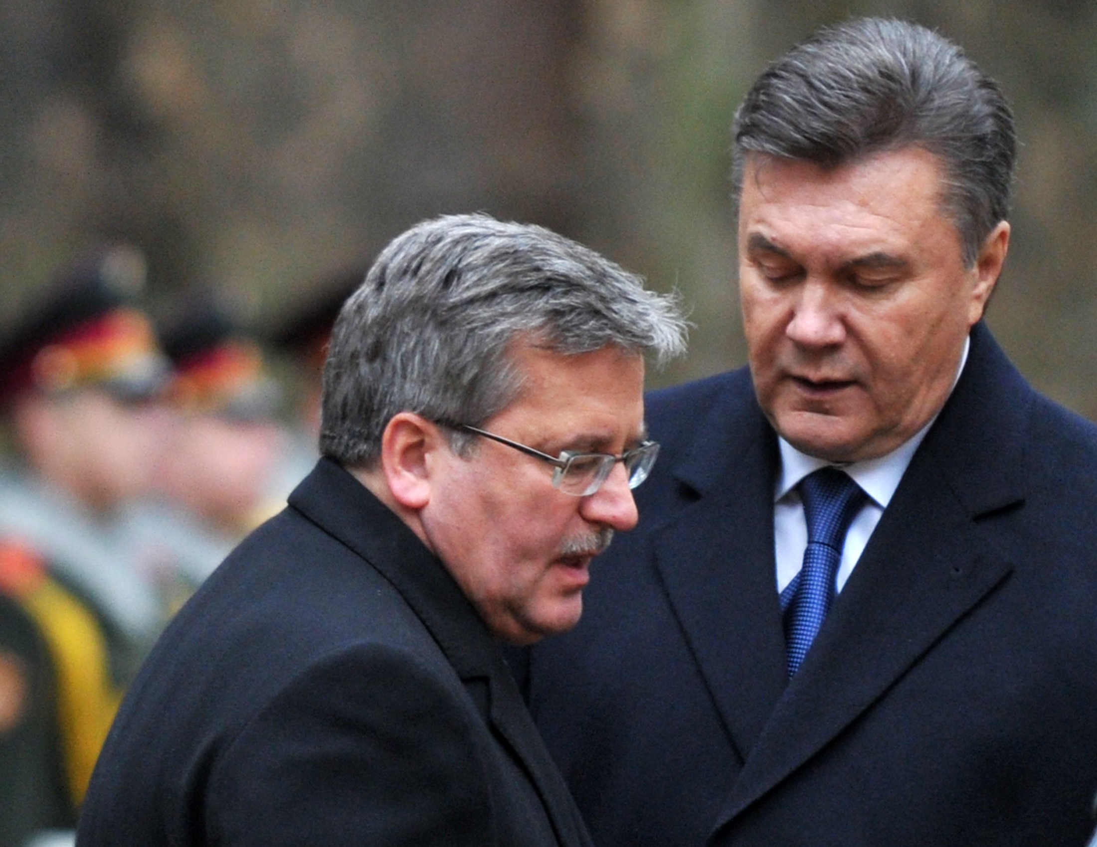 Украинский президент Виктор Янукович (справа) и его польский коллега Бронислав Комаровский (слева). Фото: SERGEI SUPINSKY/Getty Images