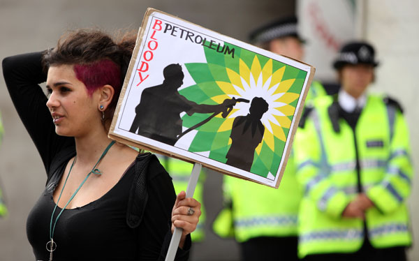 Защитники экологии протестуют у здания лондонской нефтяной корпорации. Фото:Oli Scarff/Getty Images 