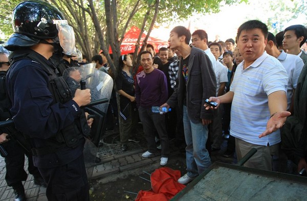 Фото с места событий. Город Урумчи. 3 сентября 2009 год. Фото: AFP 