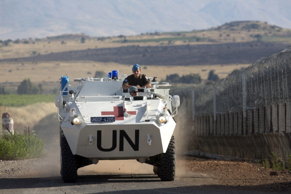 Военная машина миротворческих сил ООН едет вдоль израильской границы с Сирией 12 июня 2013 года. Фото: MENAHEM KAHANA/AFP/Getty Images