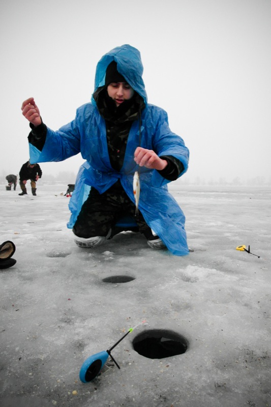 Рыбаки ловят рыбу на заливе Собачье устье в Киеве. Фото: Владимир Бородин/Великая Эпоха 