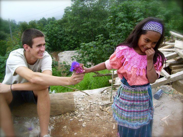 Турист дарит цветок гватемальской девушке. Фото: buzzfeed.com