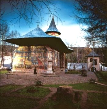 Монастырь Воронет в Буковине (Молдова), известен своими уникальными фресками. Фото: romanianmonasteries.org